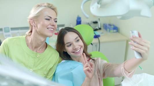 牙医在诊所与病人自拍视频