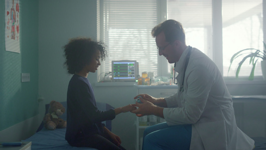 儿科医生使用血氧计检查女孩手指上的氧饱和度视频