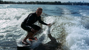 运动员慢动作在波浪上冲26秒视频