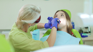 口腔使用牙科治疗灯的口腔医生19秒视频