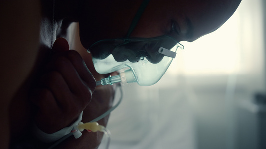 戴氧气面罩的男性患者在重症监护室特写视频