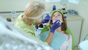 女牙医从病人口中取出卫生棉条15秒视频