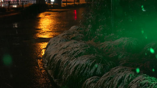 慢动作拍摄杭州雪天夜景视频