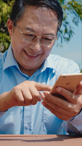 老年男性使用手机视频