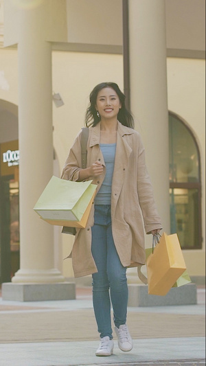 时尚女性线下逛街购物消费16秒视频