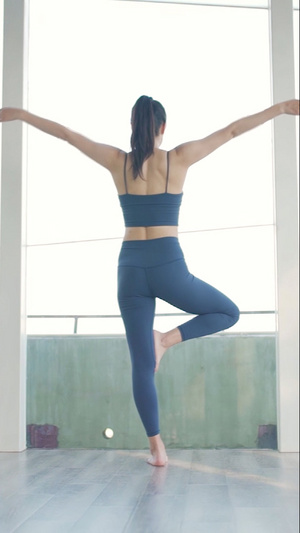 女生锻炼瑜伽13秒视频