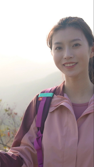 女生登山者爬山微笑笑容形象10秒视频