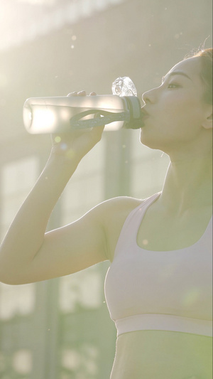 女性运动健身跑后喝水补水12秒视频