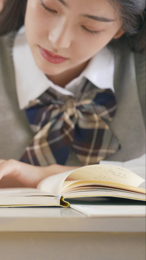 女学生做作业记笔记特写9秒视频