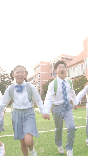 开学季学生们开心的牵手跑向学校18秒视频