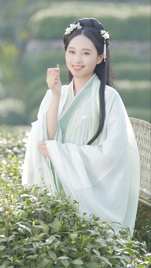 采山茶的清新汉服古装美女27秒视频