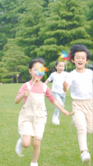 儿童追逐奔跑8秒视频