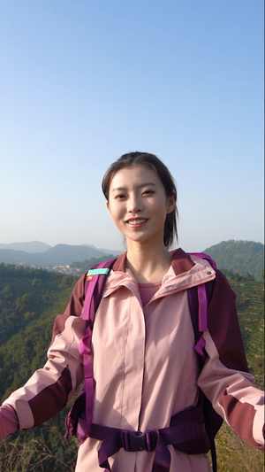 手拿登山杖户外登山女性背影形象16秒视频