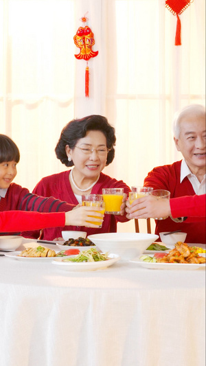 新年春节一家人吃年夜饭碰杯庆祝新年7秒视频