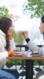 冬季户外情侣聊天交流吃甜品视频