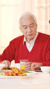 年夜饭爷爷和长辈一起吃饭聊天视频