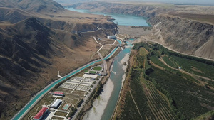 新疆喀拉峻大峡谷中的城镇4K航拍28秒视频