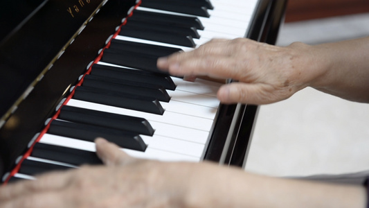 老人弹奏钢琴视频