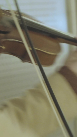 小提琴激情演奏街头艺人16秒视频