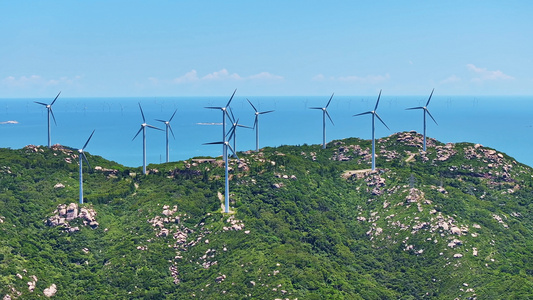 4K汕头南澳岛山顶上的风力发电机视频