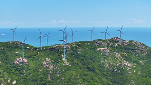 4K汕头南澳岛山顶上的风力发电机25秒视频