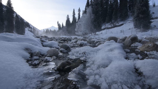 新疆冬季山区雪景河流视频