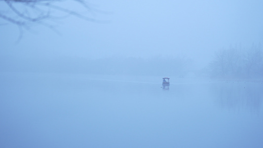 清晨杭州雾天西湖上的游船唯美诗意意境视频
