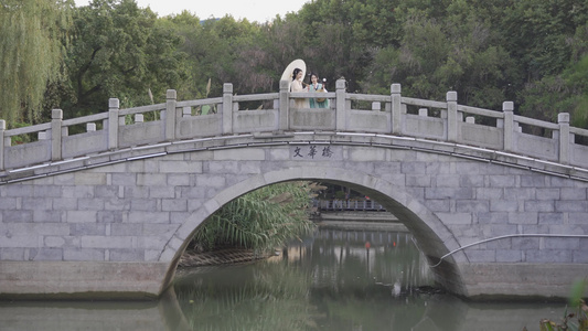 实拍中国风桥上穿着汉服的小姐姐视频