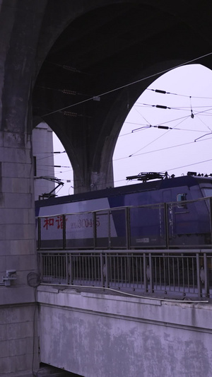 素材慢镜头升格拍摄铁路绿皮火车交通物流货运交通素材113秒视频