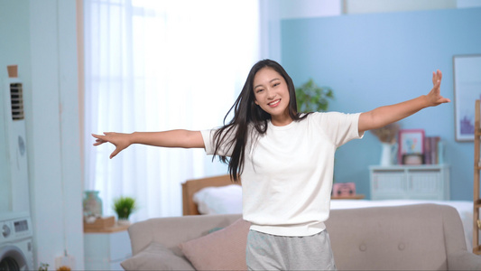 4k居家女性在家开心的独自跳舞[舒适感]视频