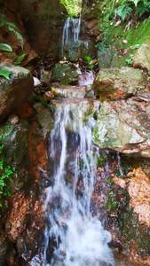 实拍山间水流视频