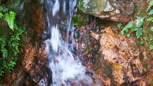 实拍山间水流视频