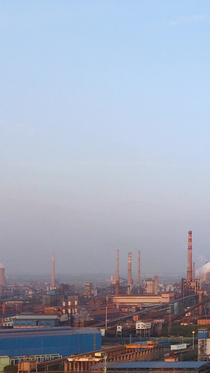 延时摄影航拍环境环保节能清洁能源冒着烟的钢铁工厂巨大的烟囱素材城市风光16秒视频