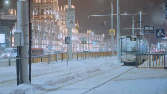 冬季雪景欧洲城市观光小火车视频