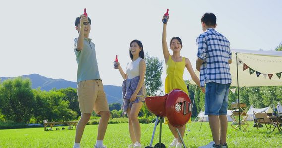 一群人在露营地野餐视频