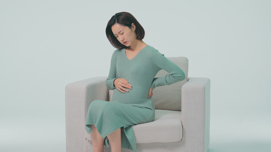 4K女性高龄产妇腰酸背痛视频