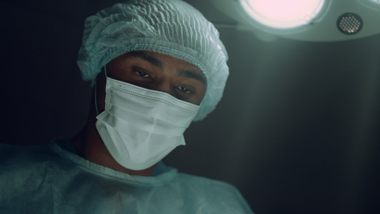 外科医生在重症监护室进行外科手术视频