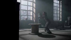 运动员在健身房的木箱上跳跃19秒视频