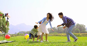 一家人在草地上开心地做游戏9秒视频