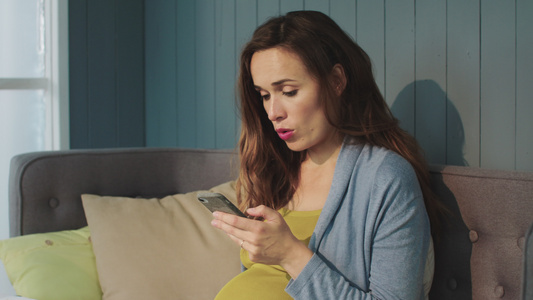 怀孕孕妈看手机视频
