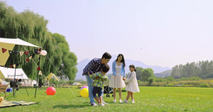 一家人在草地上开心地做游戏14秒视频