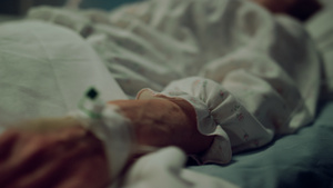 女病人躺在诊所病房的床上10秒视频