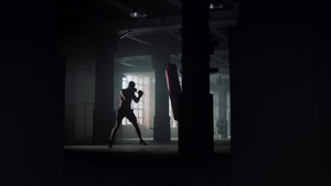 在健身房做拳击训练的肌肉男性16秒视频