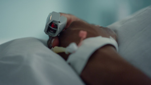 病人手指脉搏监测装置特写12秒视频