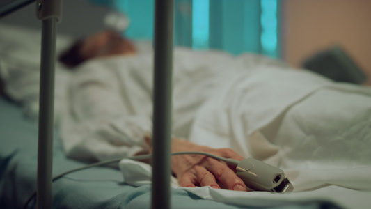 戴着氧气面罩的病人在医院休息手指特写脉搏血氧仪视频