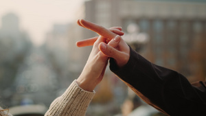 情侣约会手指相握甜蜜6秒视频