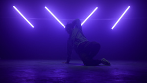 在紫外线下穿着街头服装的时尚舞者霹雳舞8秒视频
