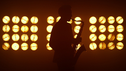 爵士乐手萨克斯手在舞台上表演视频