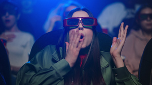 年轻女孩在电影院带着3d眼镜观看震撼特效14秒视频