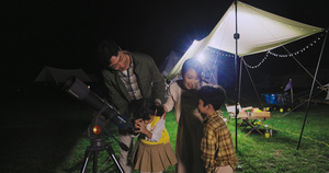 傍晚一家人在露营地用望远镜看星空8秒视频